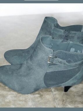 Dexflex Comfort Shoes Womens Size 8-1/2 8.5 Gray ' Suede '  Ankle Heeled…